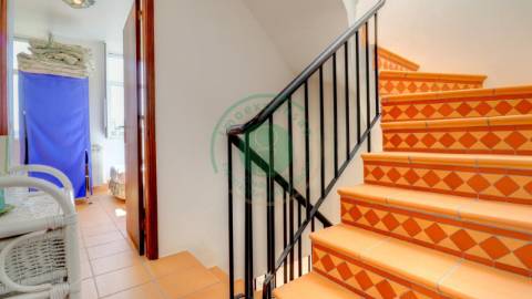 - Vende-se casa senhorial de três pisos na...