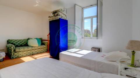 - Vende-se casa senhorial de três pisos na...