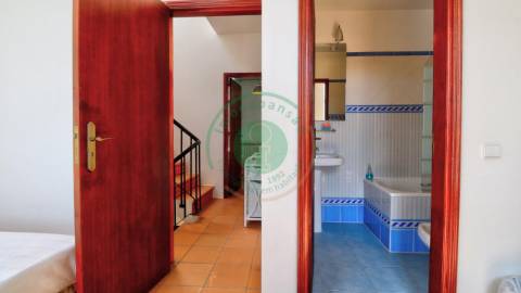 - Vende-se casa senhorial de três pisos na...