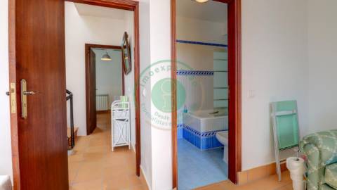 - Vende-se casa senhorial de três pisos na...