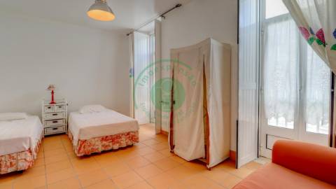 - Vende-se casa senhorial de três pisos na...