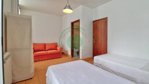 - Vende-se casa senhorial de três pisos na...