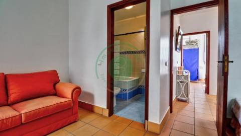 - Vende-se casa senhorial de três pisos na...