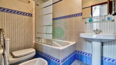 - Vende-se casa senhorial de três pisos na...