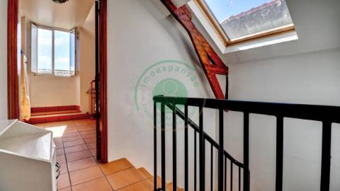 - Vende-se casa senhorial de três pisos na...