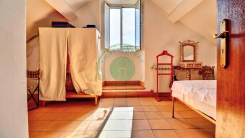 - Vende-se casa senhorial de três pisos na...