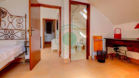 - Vende-se casa senhorial de três pisos na...