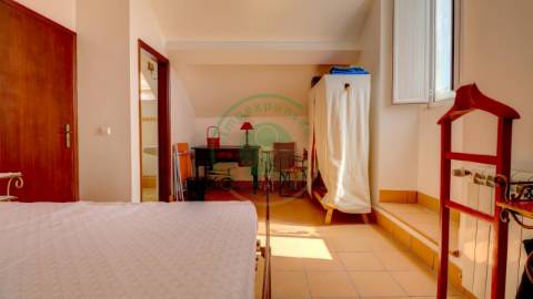 - Vende-se casa senhorial de três pisos na...