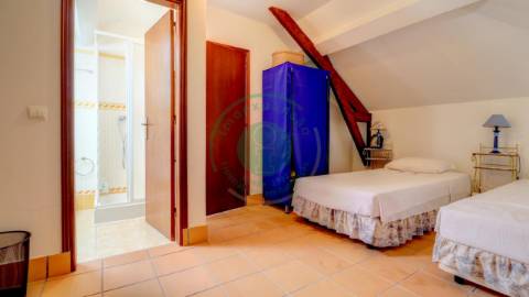 - Vende-se casa senhorial de três pisos na...