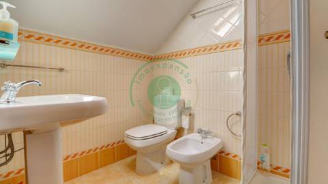 - Vende-se casa senhorial de três pisos na...