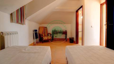 - Vende-se casa senhorial de três pisos na...