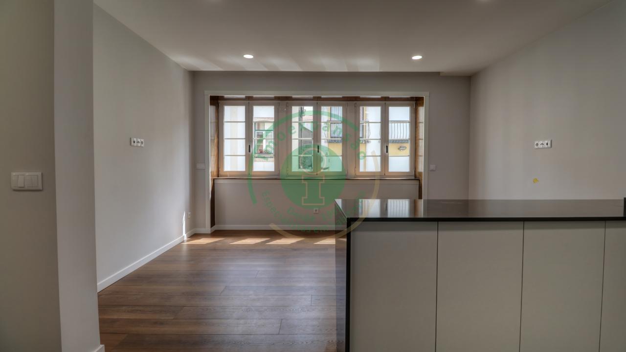 - Vende-se apartamento T3 com kitchenette, em...
