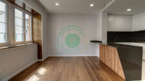 - Vende-se apartamento T3 com kitchenette, em...