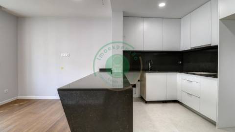 - Vende-se apartamento T3 com kitchenette, em...