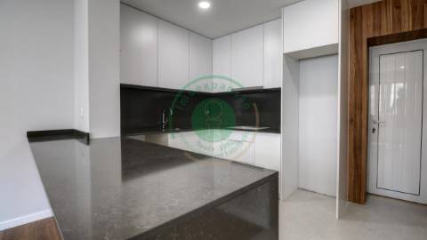 - Vende-se apartamento T3 com kitchenette, em...