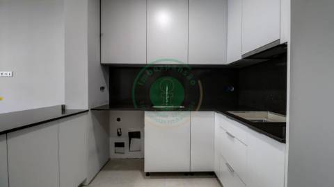- Vende-se apartamento T3 com kitchenette, em...