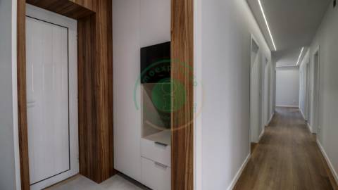 - Vende-se apartamento T3 com kitchenette, em...