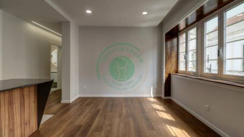 - Vende-se apartamento T3 com kitchenette, em...