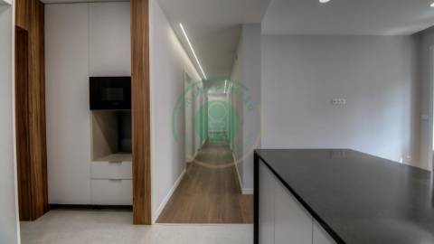 - Vende-se apartamento T3 com kitchenette, em...