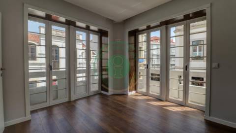 - Vende-se apartamento T3 com kitchenette, em...