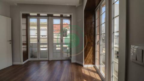 - Vende-se apartamento T3 com kitchenette, em...