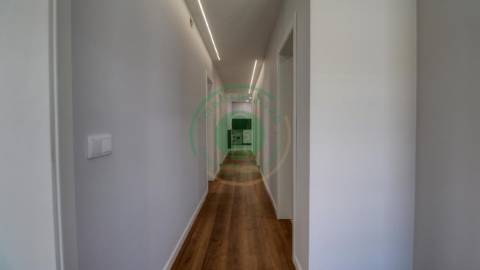 - Vende-se apartamento T3 com kitchenette, em...