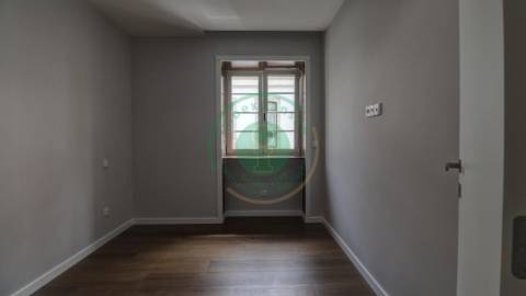 - Vende-se apartamento T3 com kitchenette, em...