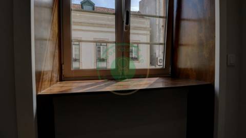 - Vende-se apartamento T3 com kitchenette, em...