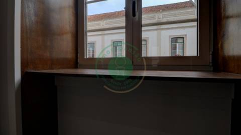 - Vende-se apartamento T3 com kitchenette, em...