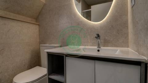 - Vende-se apartamento T3 com kitchenette, em...