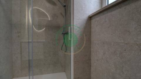 - Vende-se apartamento T3 com kitchenette, em...