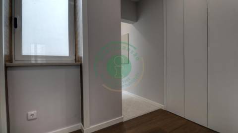 - Vende-se apartamento T3 com kitchenette, em...