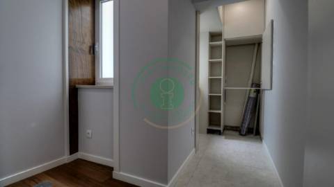 - Vende-se apartamento T3 com kitchenette, em...