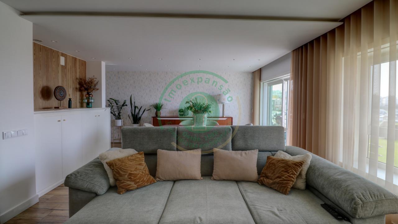 - Vende-se apartamento T3, recentemente...