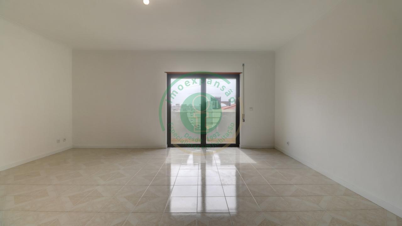 - Vende-se apartamento T3 remodelado com garagem:...
