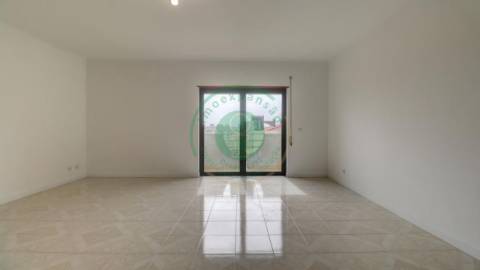 - Vende-se apartamento T3 remodelado com garagem:...