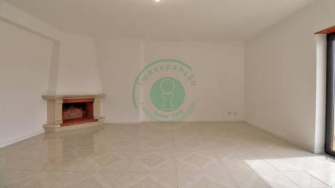 - Vende-se apartamento T3 remodelado com garagem:...