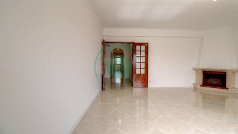 - Vende-se apartamento T3 remodelado com garagem:...