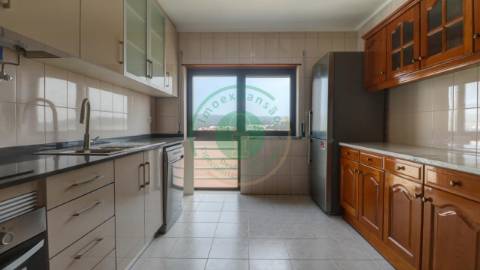 - Vende-se apartamento T3 remodelado com garagem:...