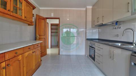 - Vende-se apartamento T3 remodelado com garagem:...