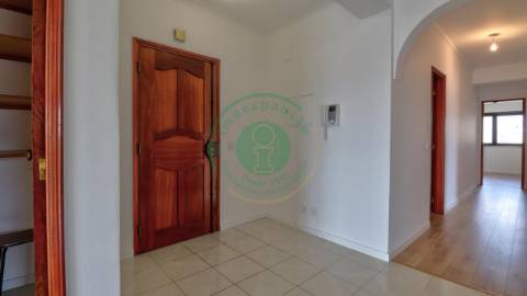 - Vende-se apartamento T3 remodelado com garagem:...