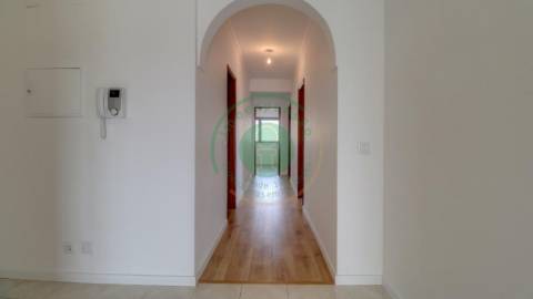 - Vende-se apartamento T3 remodelado com garagem:...