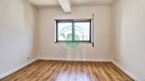 - Vende-se apartamento T3 remodelado com garagem:...