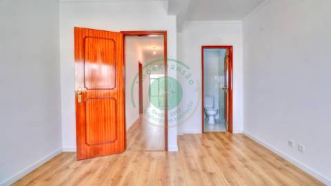 - Vende-se apartamento T3 remodelado com garagem:...