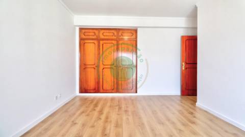 - Vende-se apartamento T3 remodelado com garagem:...