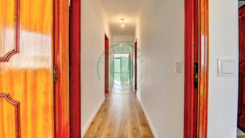 - Vende-se apartamento T3 remodelado com garagem:...