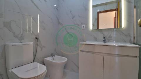 - Vende-se apartamento T3 remodelado com garagem:...