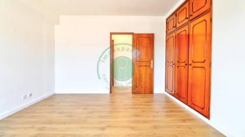 - Vende-se apartamento T3 remodelado com garagem:...