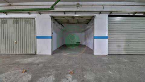 - Vende-se apartamento T3 remodelado com garagem:...