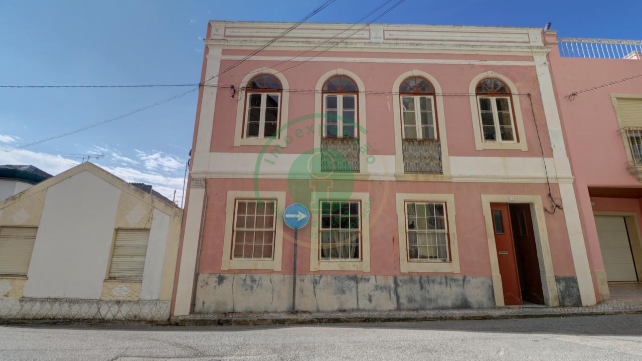 - Vende-se moradia para recuperar no centro da...